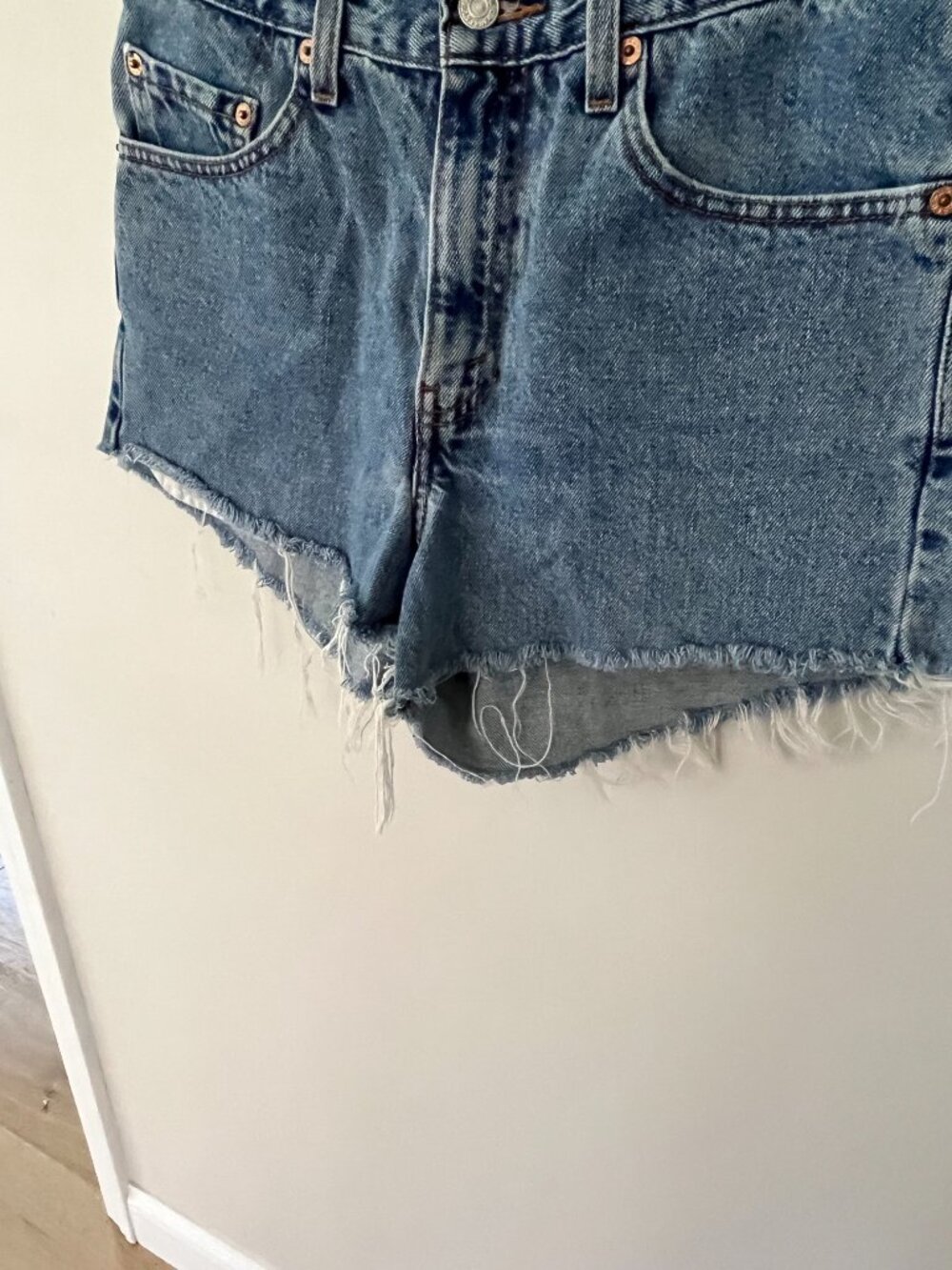 Vintage 90s Levi's 550 Cutoff Denim Shorts W29 Relaxed High Rise Raw Hem USA Sty - Picture 3 of 9